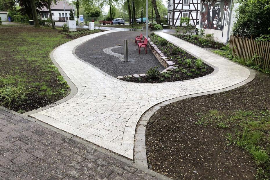 Bühne Dorfmittelpunkt Umgestaltung